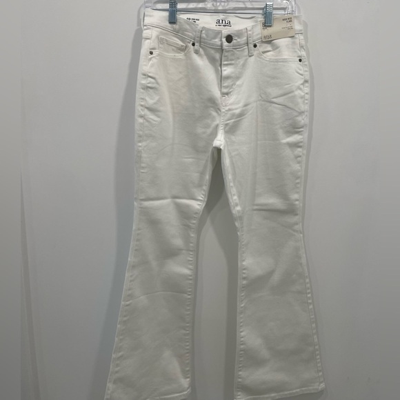 A.N.A. Woman’s Jeans Size 8P White Zipper Closure 5 Pocket Flare Leg Style - Picture 1 of 5